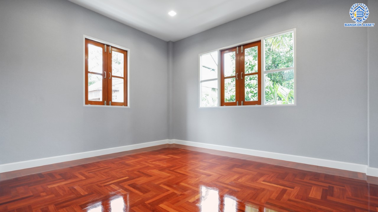 บ้านมือสองตกแต่งใหม่ ม.วรารมย์ เพชรเกษม81 แบรนด์ Q.House รองรับทุกความสุข เนื้อที่ 104 ตร.ว. ฟังก์ชัน 4 ห้องนอน 4 ห้องน้ำ (มีเรือนรับรองด้านข้าง พร้อมห้องน้ำในตัว) จอดรถได้ 2 คัน บนทำเลใกล้ The Mall บางแค และเชื่อมต่อ ถ.พุทธมณฑลสาย4 และ ถ.กาญจนาฯ